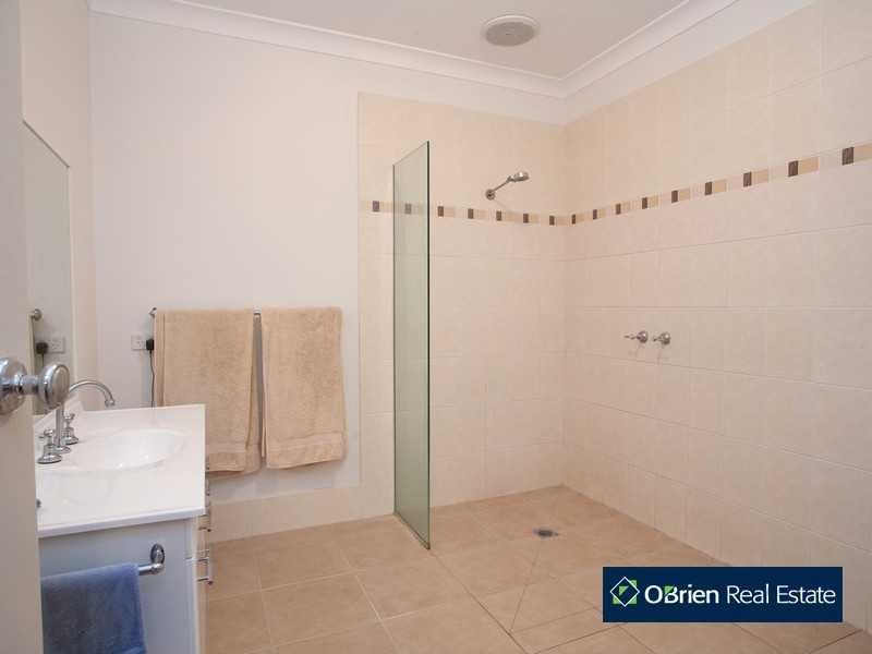 43 Rodlarni Crescent, Berwick VIC 3806