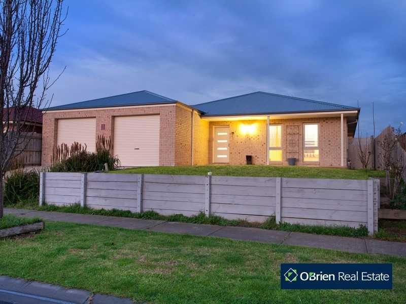 43 Rodlarni Crescent, Berwick VIC 3806