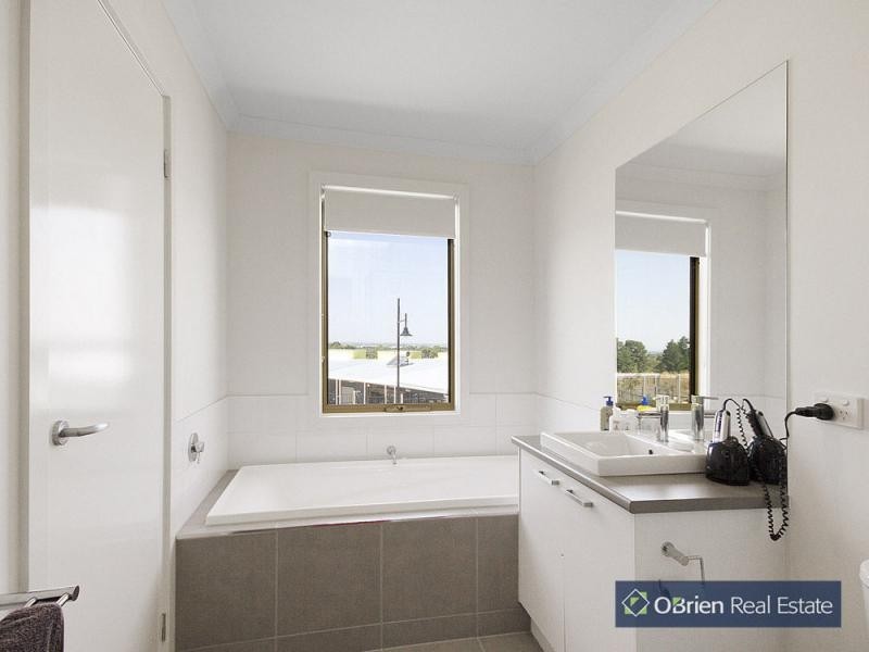 13 Atlantic Drive, Pakenham VIC 3810