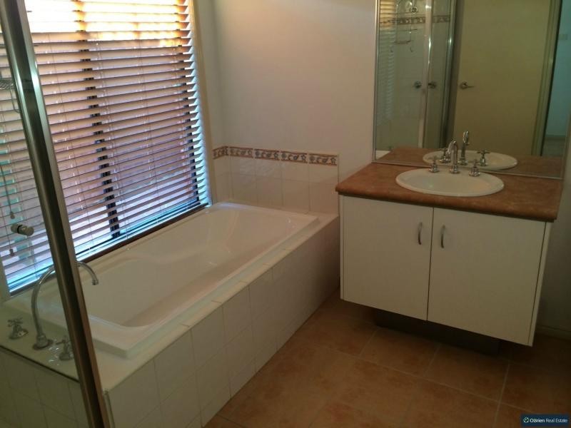 30 Sundial Court, Berwick VIC 3806