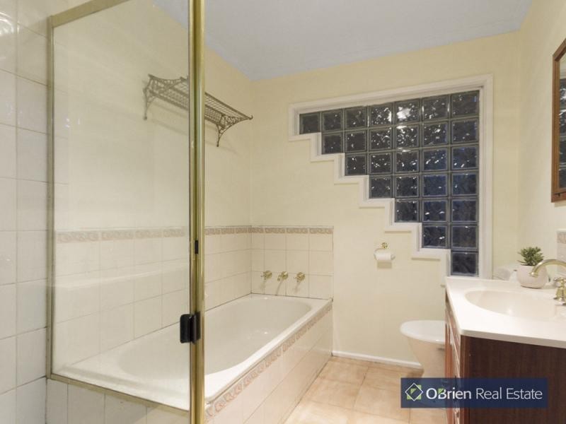 11 Strawbent Rise, Narre Warren VIC 3805