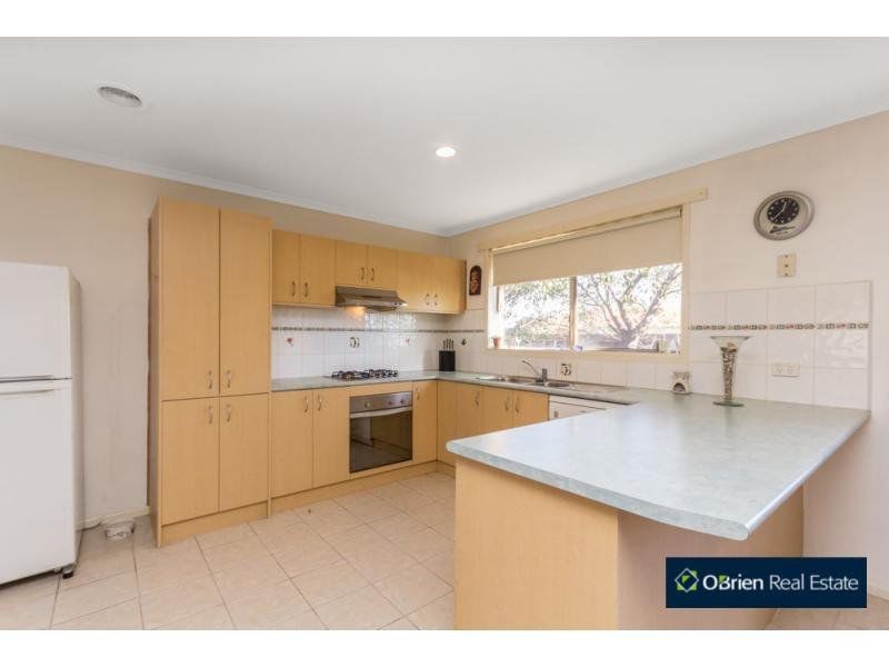 2 Armoy Close, Cranbourne East VIC 3977
