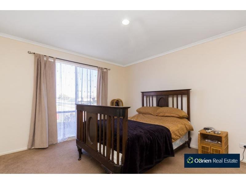 2 Armoy Close, Cranbourne East VIC 3977
