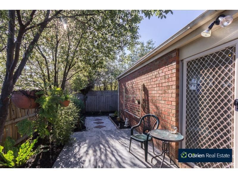 2 Armoy Close, Cranbourne East VIC 3977