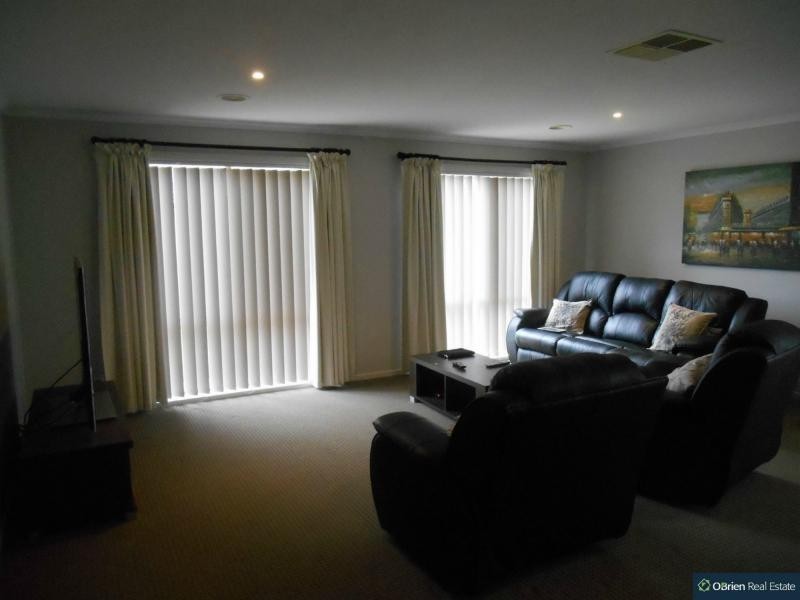 24 Phoenix Avenue, Cranbourne VIC 3977