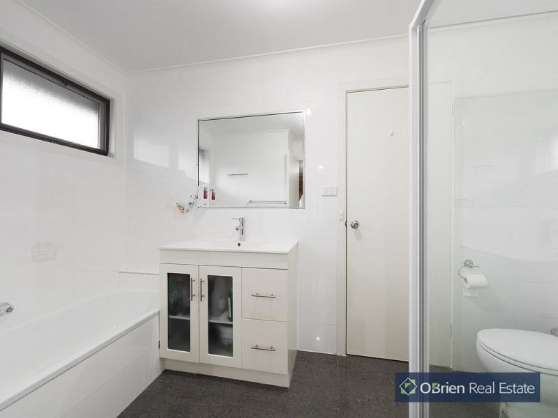 33 Thomas Mitchell Drive, Endeavour Hills VIC 3802