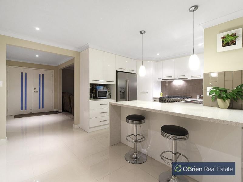 18 William Perry Close, Endeavour Hills VIC 3802