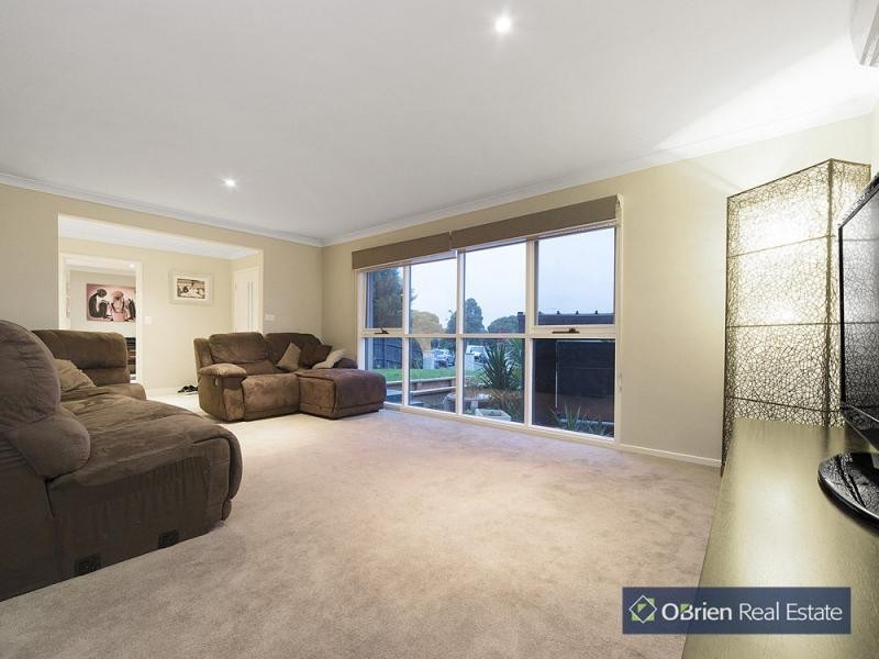 18 William Perry Close, Endeavour Hills VIC 3802