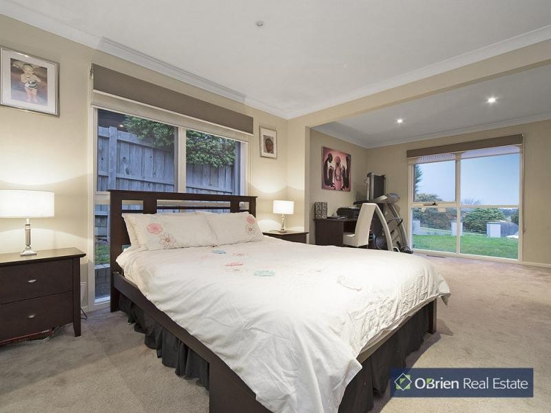 18 William Perry Close, Endeavour Hills VIC 3802