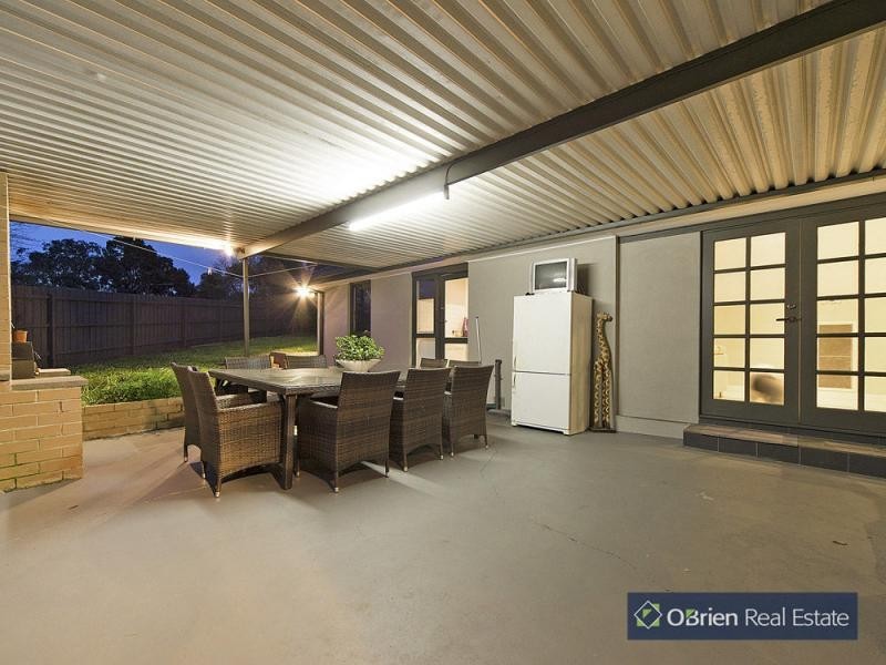18 William Perry Close, Endeavour Hills VIC 3802