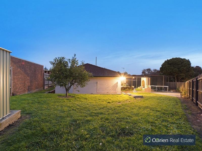 18 William Perry Close, Endeavour Hills VIC 3802