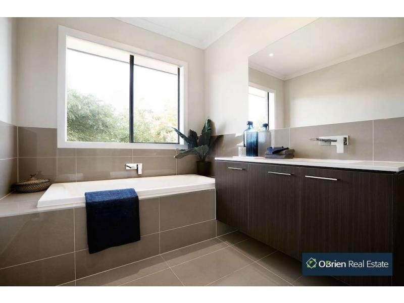 64 Prendergast Avenue, Cranbourne East VIC 3977