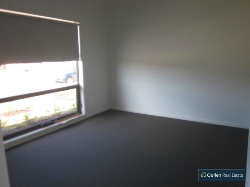 19 Mitta Mitta Street, Clyde North VIC 3978