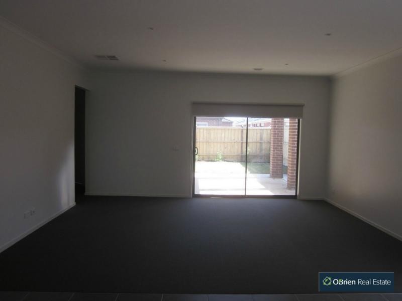 19 Mitta Mitta Street, Clyde North VIC 3978