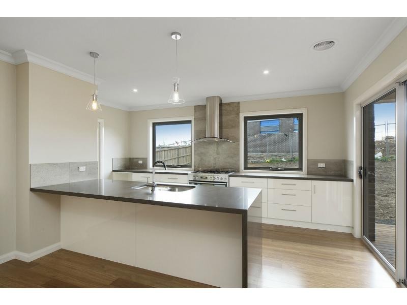 8 Clendon Drive, Officer VIC 3809