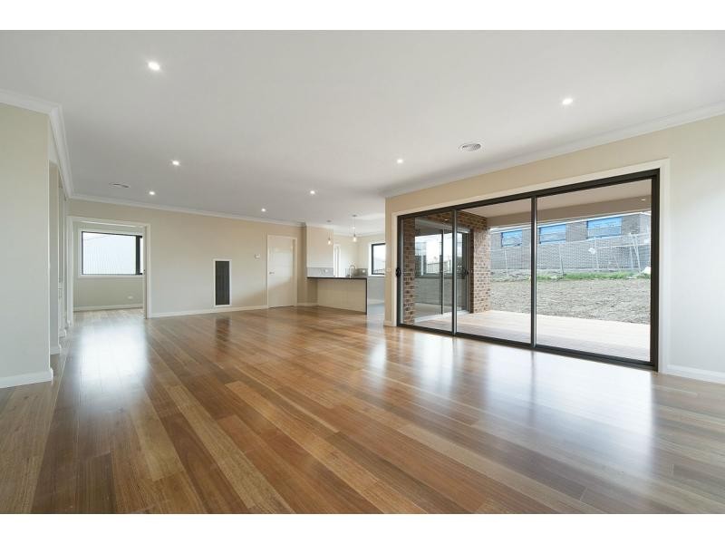 8 Clendon Drive, Officer VIC 3809