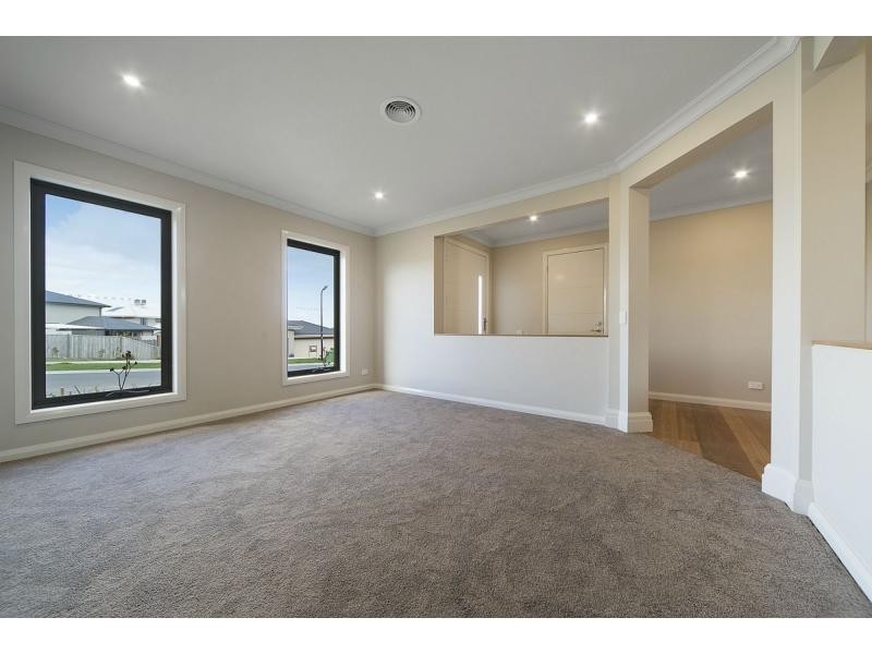 8 Clendon Drive, Officer VIC 3809