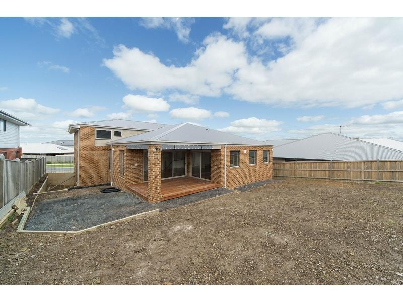 8 Clendon Drive, Officer VIC 3809