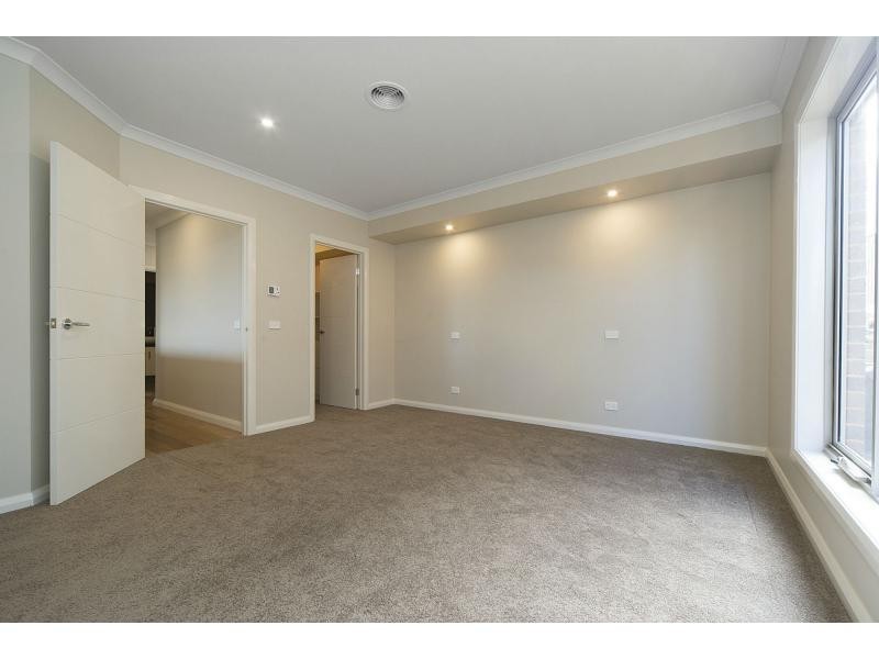 8 Clendon Drive, Officer VIC 3809