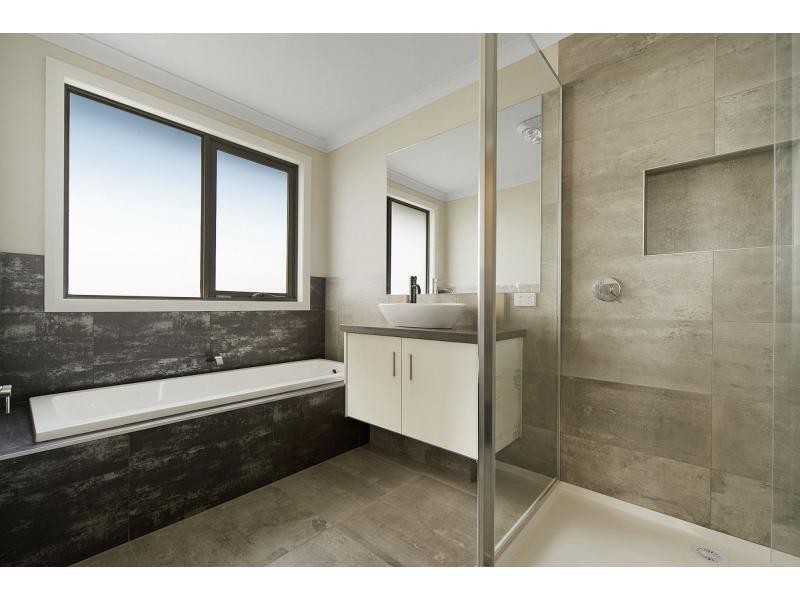 8 Clendon Drive, Officer VIC 3809