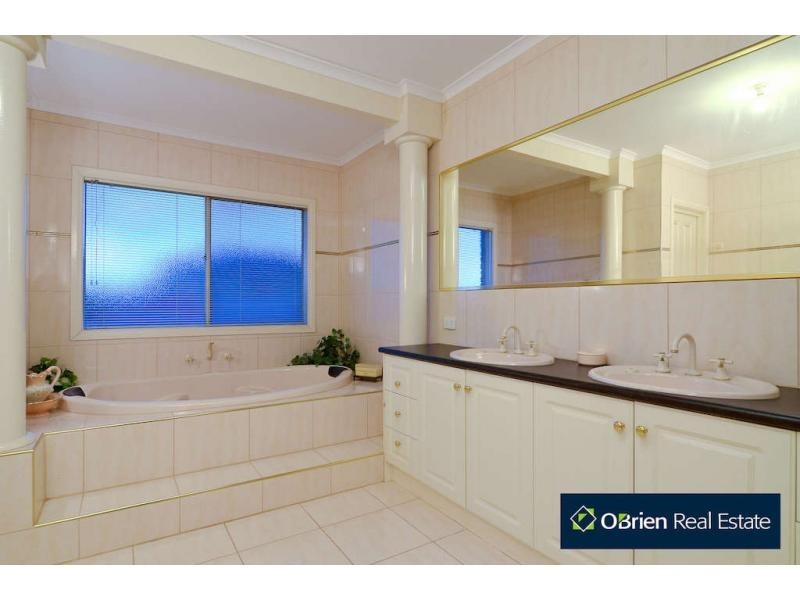 75 Berwick Springs Promenade, Narre Warren South VIC 3805