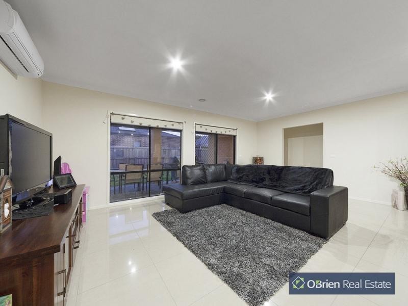 35 Quarters Boulevard, Cranbourne West VIC 3977