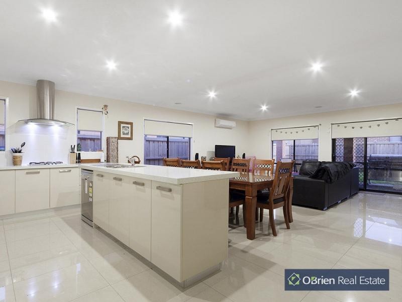 35 Quarters Boulevard, Cranbourne West VIC 3977