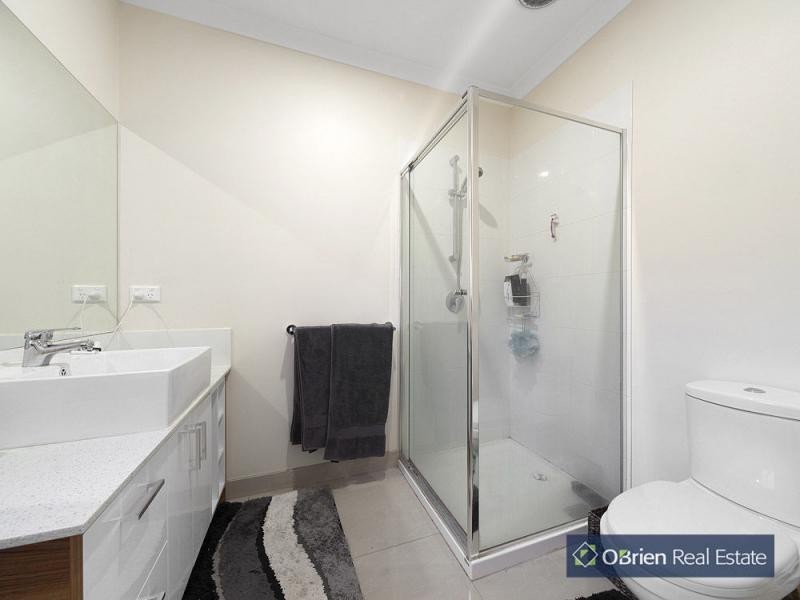 35 Quarters Boulevard, Cranbourne West VIC 3977