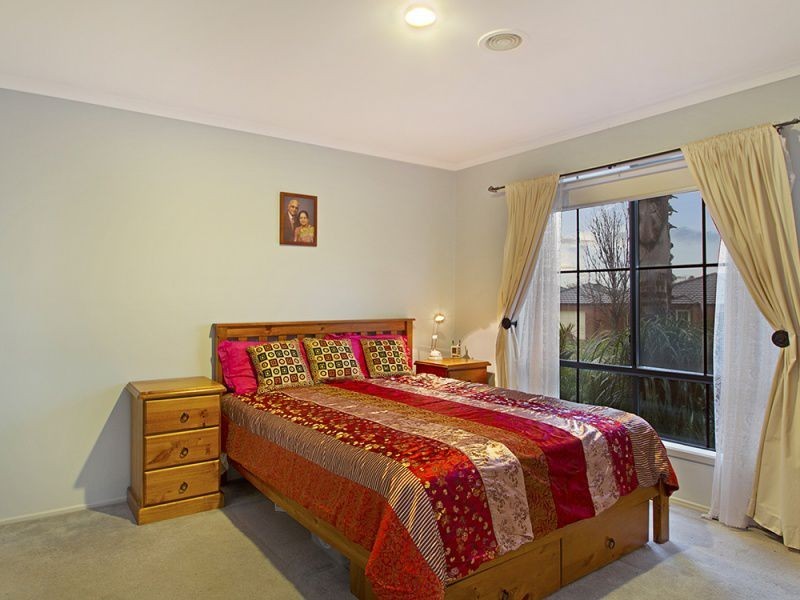 24 McCubbin Way, Berwick VIC 3806