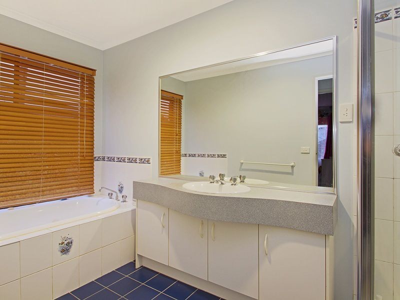 24 McCubbin Way, Berwick VIC 3806