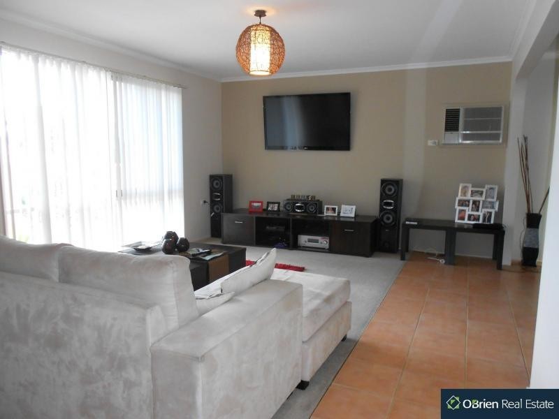 33 Girvan Circuit, Endeavour Hills VIC 3802