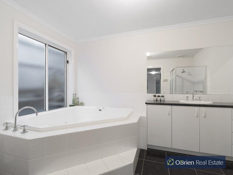 28 Sandalwood Drive, Narre Warren VIC 3805