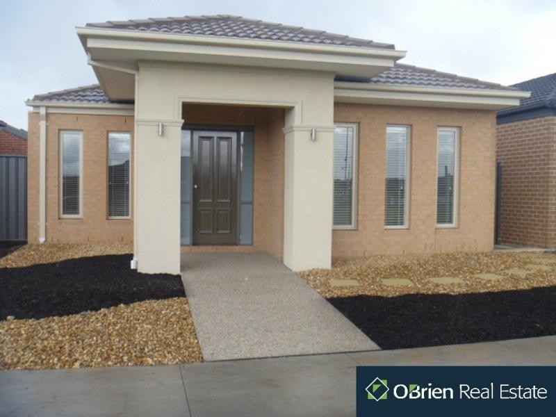 2 Kikuya Way, Cranbourne North VIC 3977