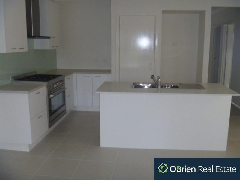 2 Kikuya Way, Cranbourne North VIC 3977