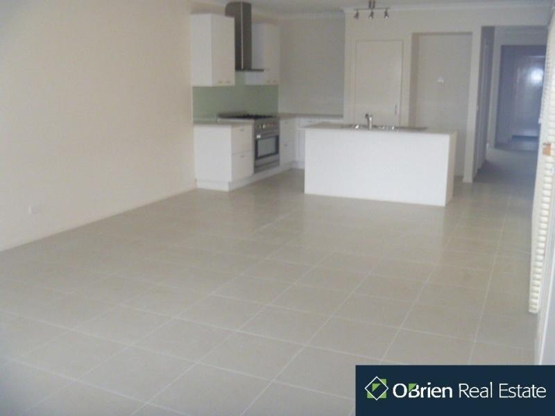 2 Kikuya Way, Cranbourne North VIC 3977