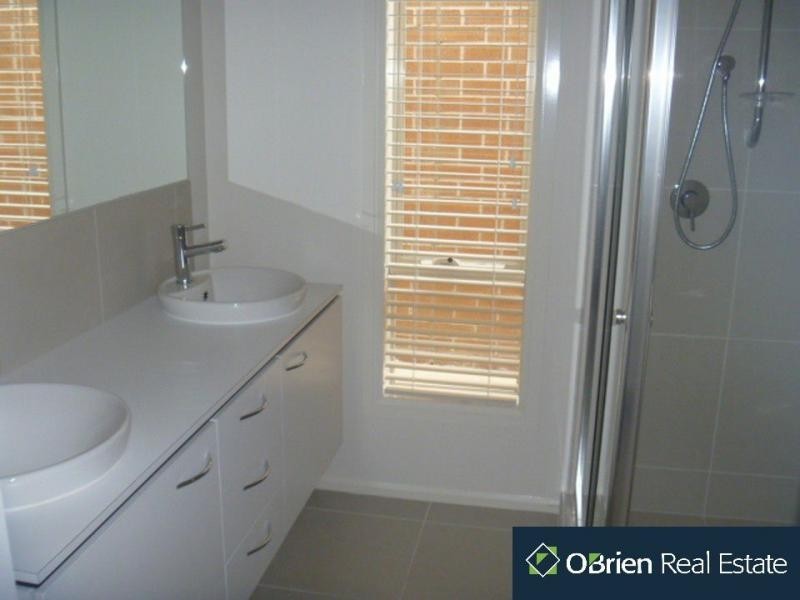 2 Kikuya Way, Cranbourne North VIC 3977
