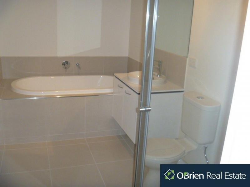 2 Kikuya Way, Cranbourne North VIC 3977