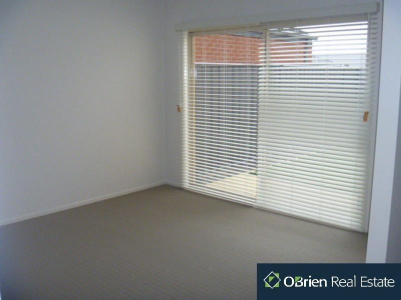 2 Kikuya Way, Cranbourne North VIC 3977