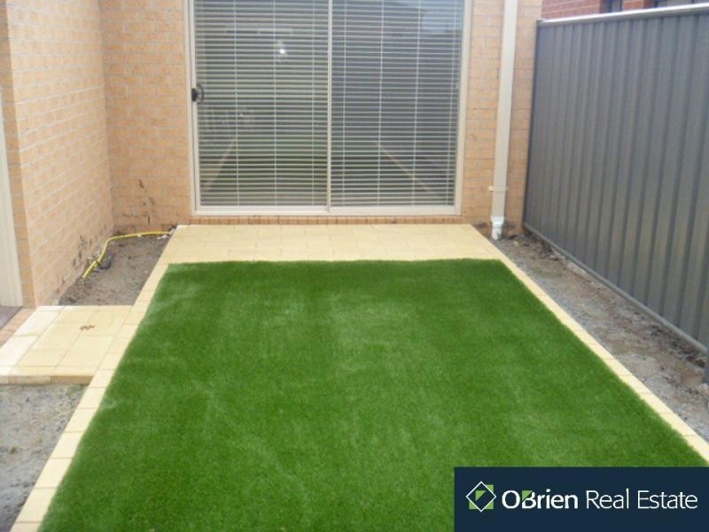 2 Kikuya Way, Cranbourne North VIC 3977