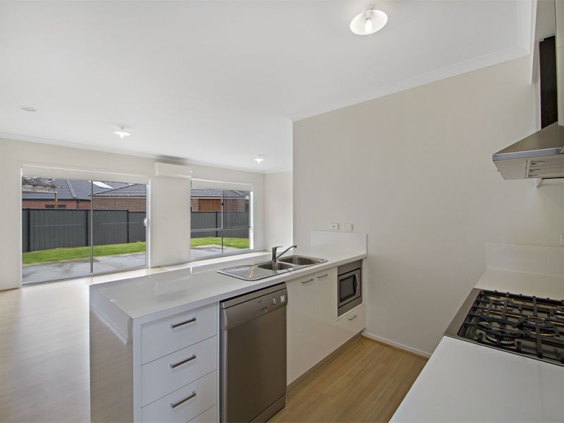 8 Camolina Way, Clyde North VIC 3978