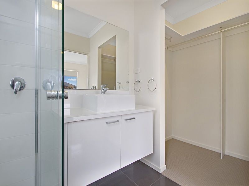 8 Camolina Way, Clyde North VIC 3978