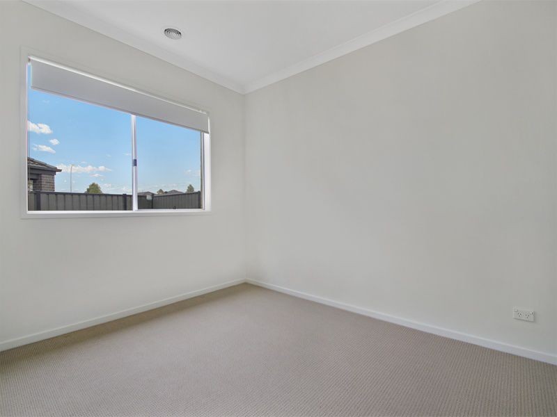 8 Camolina Way, Clyde North VIC 3978