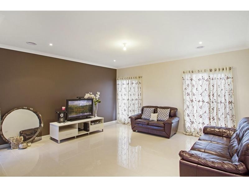 2 Ventasso Street, Clyde North VIC 3978