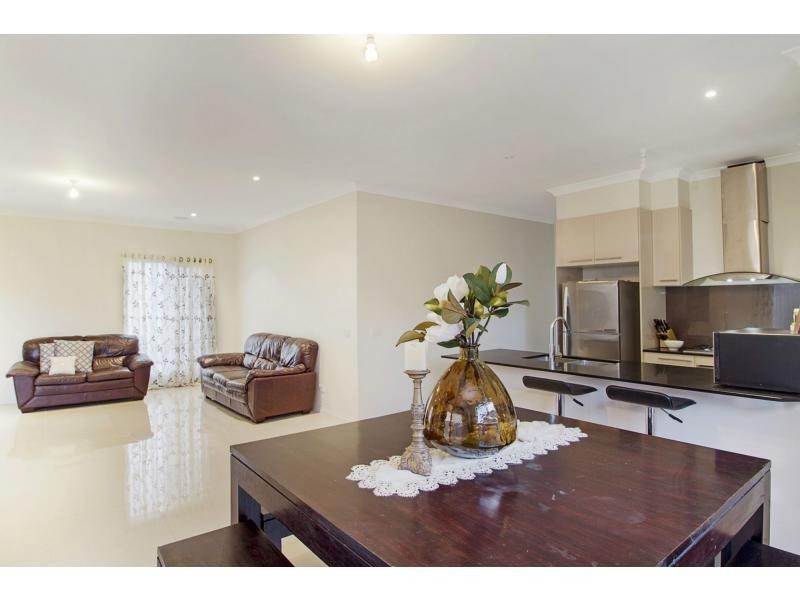 2 Ventasso Street, Clyde North VIC 3978
