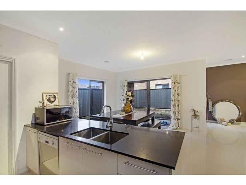 2 Ventasso Street, Clyde North VIC 3978