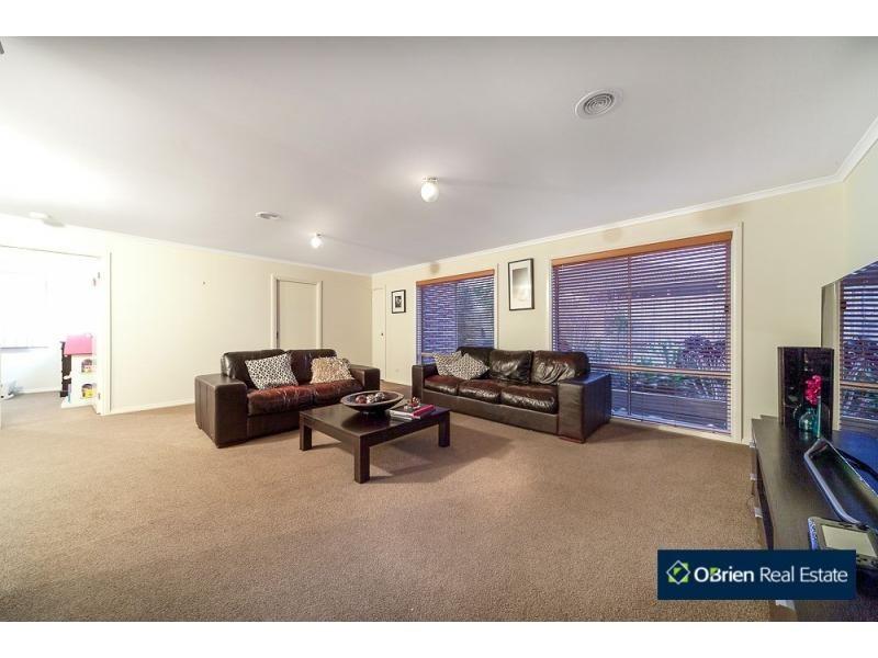 6 Greenfield Court, Cranbourne North VIC 3977