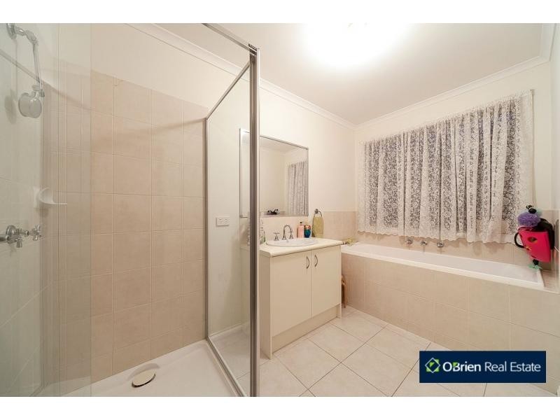 6 Greenfield Court, Cranbourne North VIC 3977