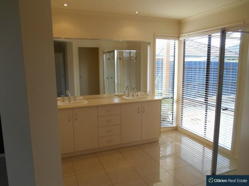 4 Beauford Avenue, Narre Warren South VIC 3805