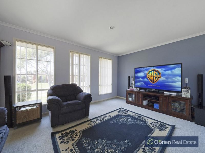 13 Houndsforth Street, Cranbourne East VIC 3977