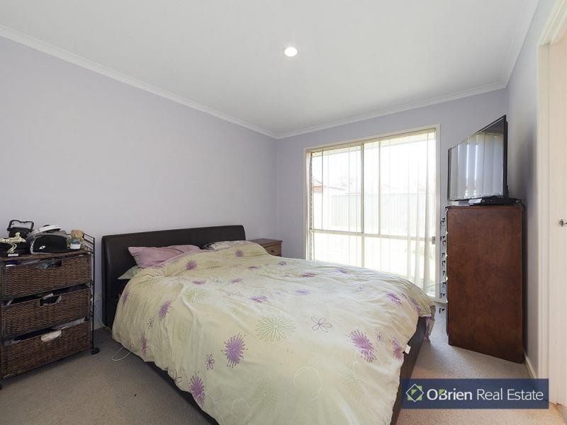 13 Houndsforth Street, Cranbourne East VIC 3977